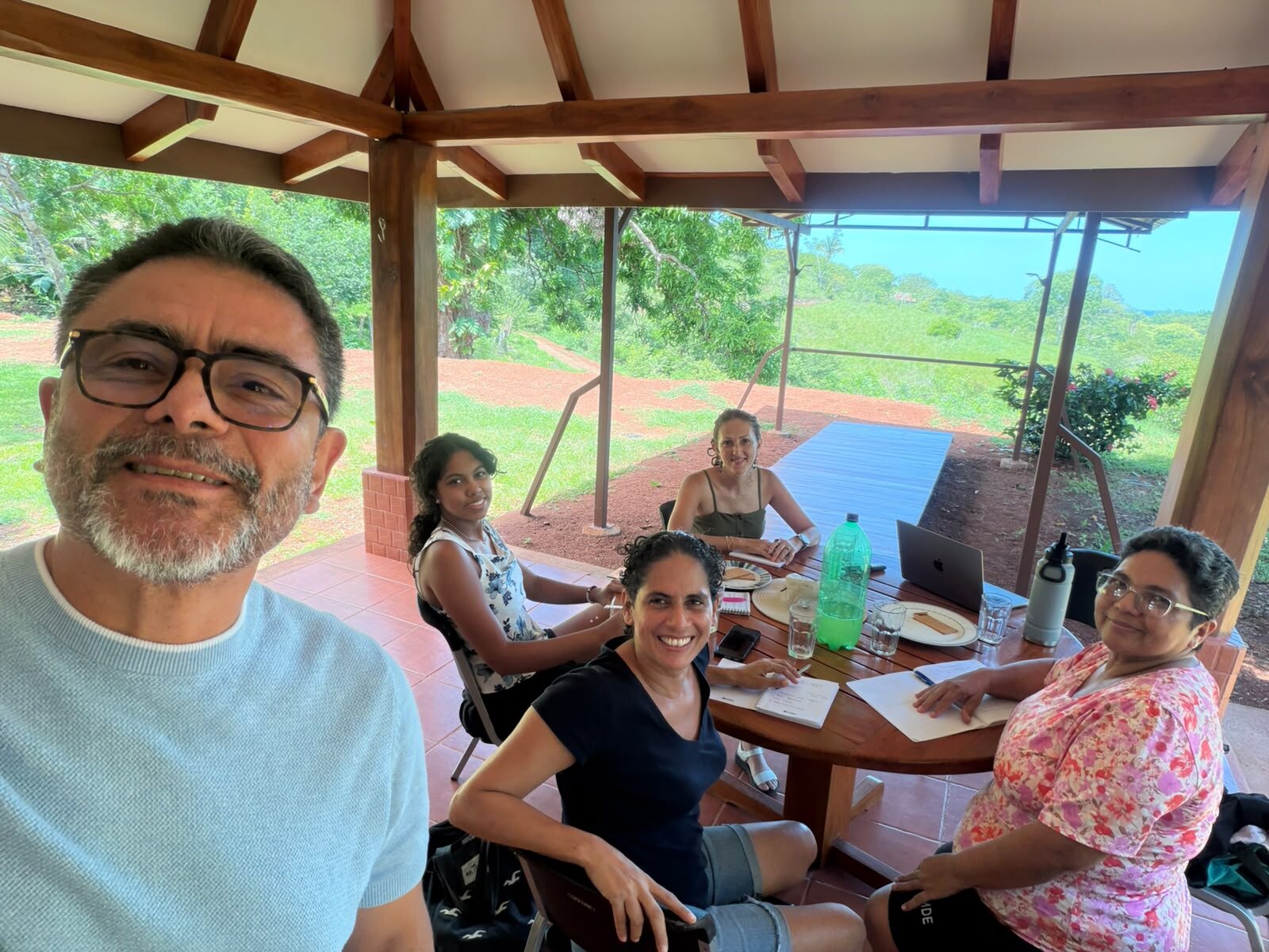Equipo reunido para planificación comunitaria