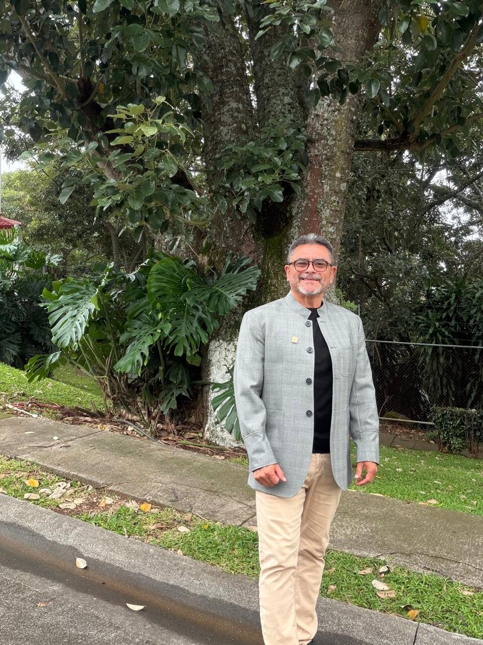 Dr. Orlando Sibaja en un entorno natural